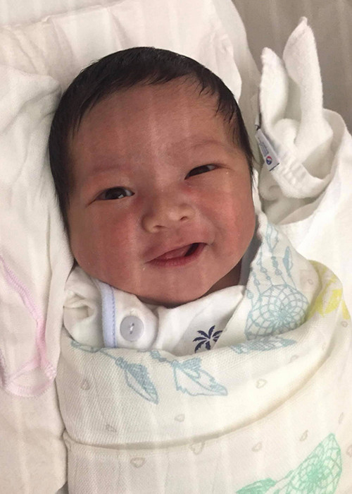 Bé Thiên Phú được nhiều người nhận xét giống bố như đúc từ đôi mắt đến đôi môi.