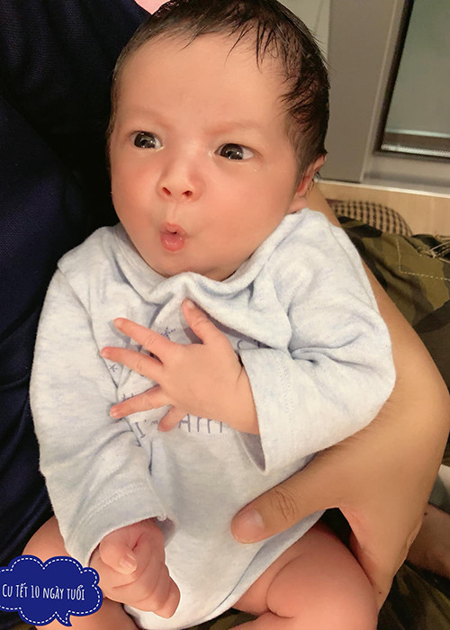Chưa đầy một tháng tuổi, con trai của Thanh Thúy và Đức Thịnh đã đốn tin fan của cặp đôi bởi những biểu cảm đáng yêu.