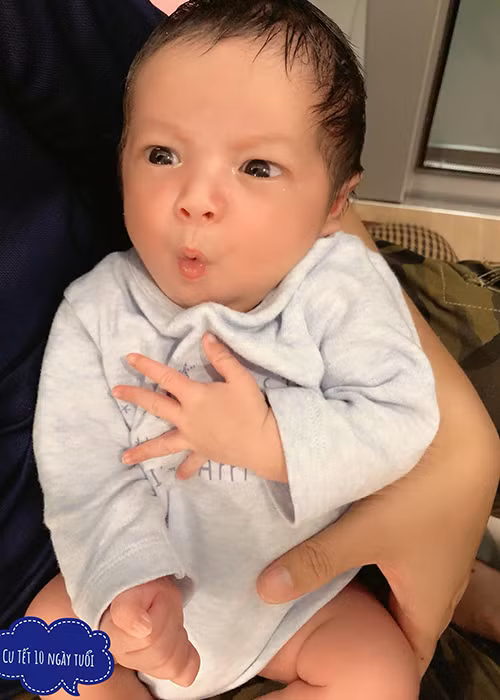 Chưa đầy một tháng tuổi, con trai của Thanh Thúy và Đức Thịnh đã đốn tin fan của cặp đôi bởi những biểu cảm đáng yêu.