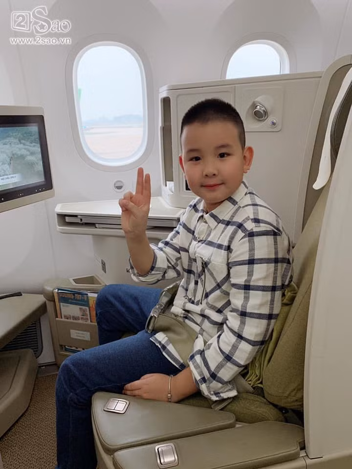 Thật bất ngờ, bé Su giờ đây đã rất ra dáng và sở hữu gương mặt điển trai. Cậu bé 9 tuổi được nhận xét là rất giống bố.