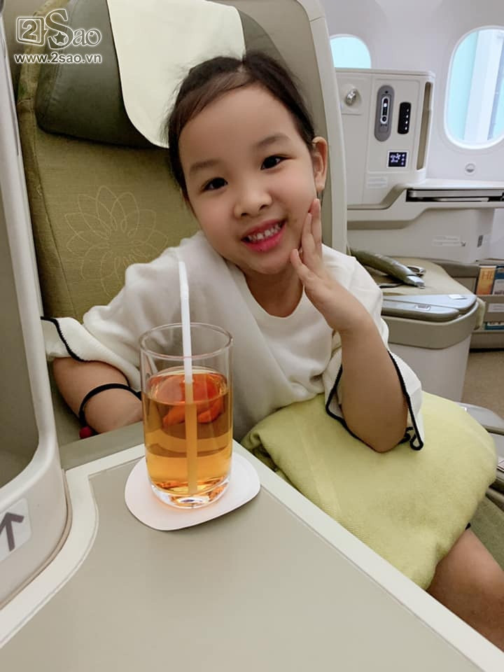 Bé Mon cũng lớn thêm không ít và gương mặt được nhận xét là thừa hưởng nhiều đường nét từ người mẹ hoa hậu.