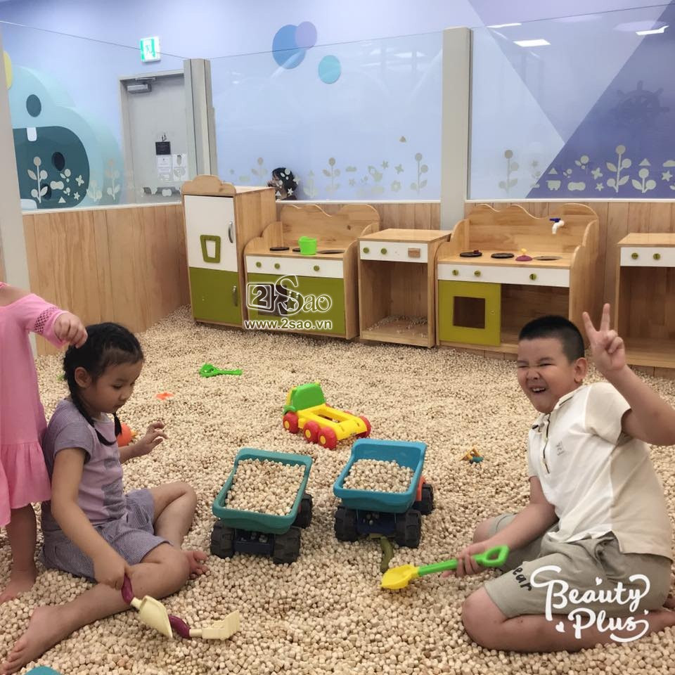 Su chơi đùa cùng em gái.