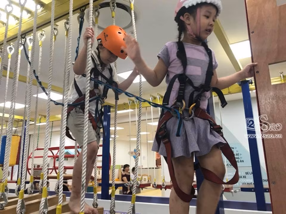 Bẵng đi một thời gian, 2 con của Thùy Lâm giờ đây đã cao lớn bất ngờ. Su và Mon càng lớn càng xinh xắn, đáng yêu. Những hình ảnh phổng phao của cặp "tiên đồng - ngọc nữ" được cựu Hoa hậu Hoàn vũ Việt Nam chia sẻ trong dịp đầu năm 2019 khiến người hâm mộ không khỏi thích thú.