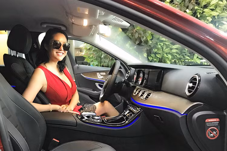 Cô sống trong căn hộ 10 tỷ mua vào năm 2018, đi xe hơi sang trọng.