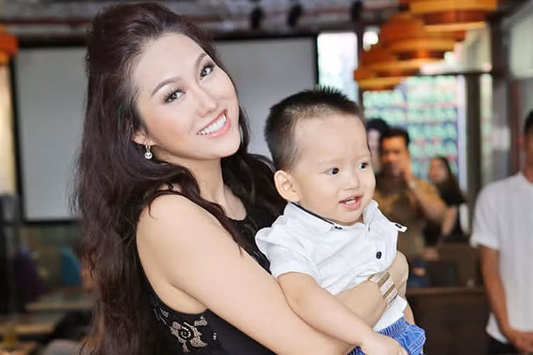 Giàu có, Phi Thanh Vân cũng cho cậu con trai chung với Bảo Duy - bé Tấn Đức được một cuộc sống sung túc.
