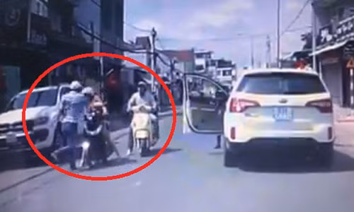 Cong an da moi tai xe hanh hung phu nu chay xe may len lam viec