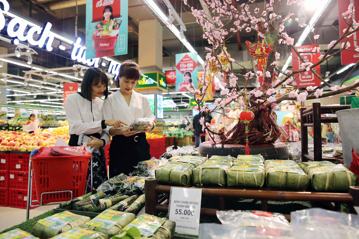 Không chỉ có đầy đủ những mặt hàng tiêu dùng cần thiết, dịp Tết này tại hệ thống siêu thị VinMart &amp; VinMart+ còn có thực đơn Món ngon ngày Tết VinMart Cook với 14 món chính cho người tiêu dùng tha hồ lựa chọn. Những chiếc bánh chưng truyền thống, bánh chưng nếp cẩm chuẩn vị được gói sẵn tại VinMart được rất nhiều chị em rinh về cho dịp Tết Nguyên Đán Kỷ Hợi 2019.