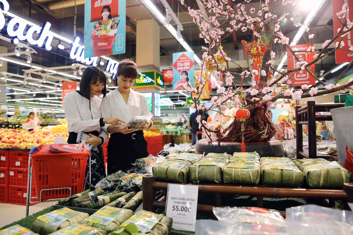 Không chỉ có đầy đủ những mặt hàng tiêu dùng cần thiết, dịp Tết này tại hệ thống siêu thị VinMart &amp; VinMart+ còn có thực đơn Món ngon ngày Tết VinMart Cook với 14 món chính cho người tiêu dùng tha hồ lựa chọn. Những chiếc bánh chưng truyền thống, bánh chưng nếp cẩm chuẩn vị được gói sẵn tại VinMart được rất nhiều chị em rinh về cho dịp Tết Nguyên Đán Kỷ Hợi 2019.