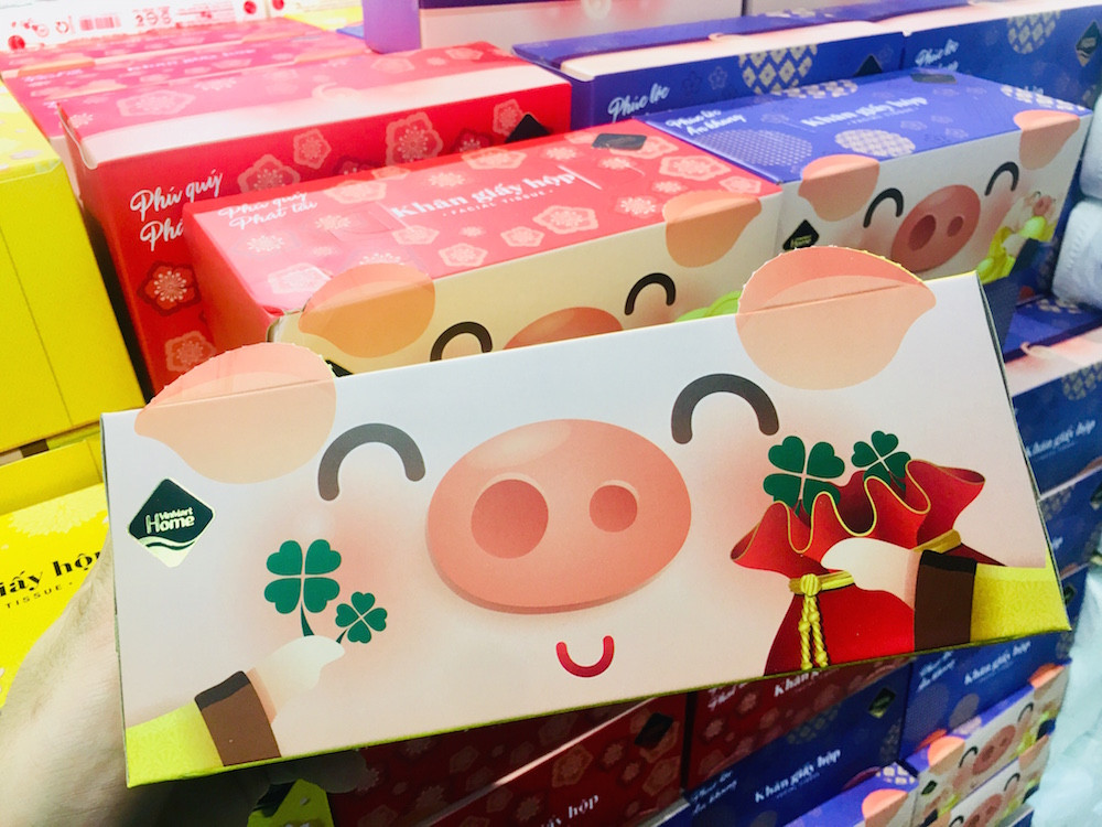 Năm nay, VinMart &amp; VinMart+ còn phát triển riêng dòng sản phẩm Hộp giấy ăn đặc biệt với thiết kế Heo phú quý độc đáo cho Tết Nguyên Đán Kỷ Hợi 2019, vừa để sử dụng, vừa trang trí thêm sắc màu Tết cho căn nhà.
