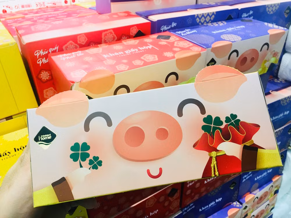 Năm nay, VinMart &amp; VinMart+ còn phát triển riêng dòng sản phẩm Hộp giấy ăn đặc biệt với thiết kế Heo phú quý độc đáo cho Tết Nguyên Đán Kỷ Hợi 2019, vừa để sử dụng, vừa trang trí thêm sắc màu Tết cho căn nhà.