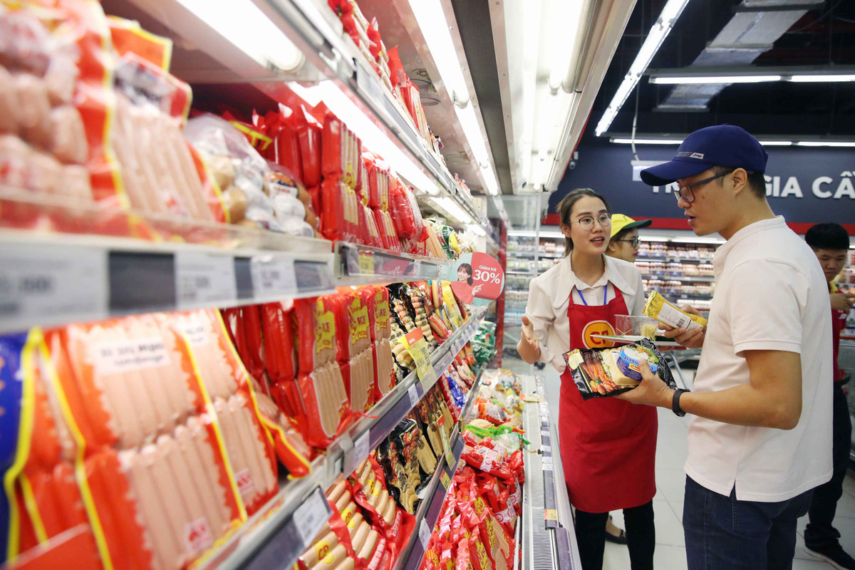 Dịp này, không chỉ chị em đi sắm Tết, cánh mày râu cũng tranh thủ đi lựa những sản phẩm ưa thích tích trữ trong dịp Tết.