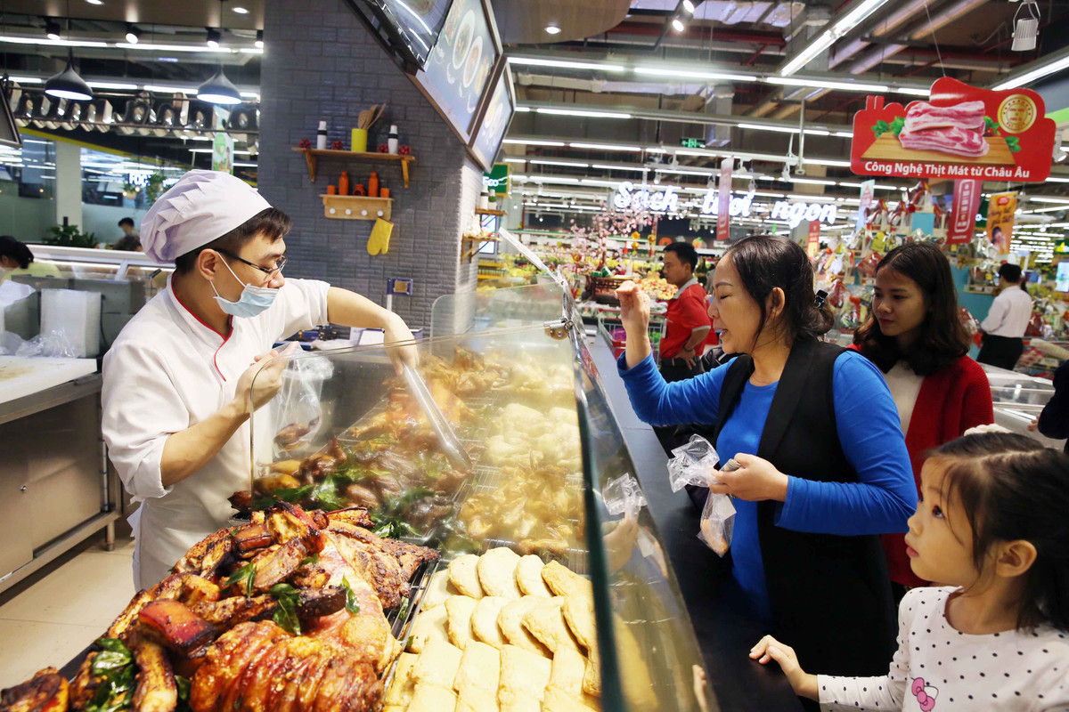 Khu vực thực phẩm chế biến sẵn Bếp nhà mình với thiết kế hiện đại, sạch sẽ, các món ăn đều được chế biến từ những đầu bếp chuyên nghiệp nên lúc nào cũng tấp nập người mua.