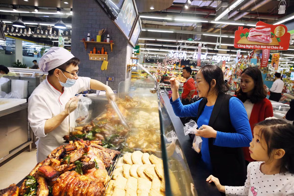 Khu vực thực phẩm chế biến sẵn Bếp nhà mình với thiết kế hiện đại, sạch sẽ, các món ăn đều được chế biến từ những đầu bếp chuyên nghiệp nên lúc nào cũng tấp nập người mua.