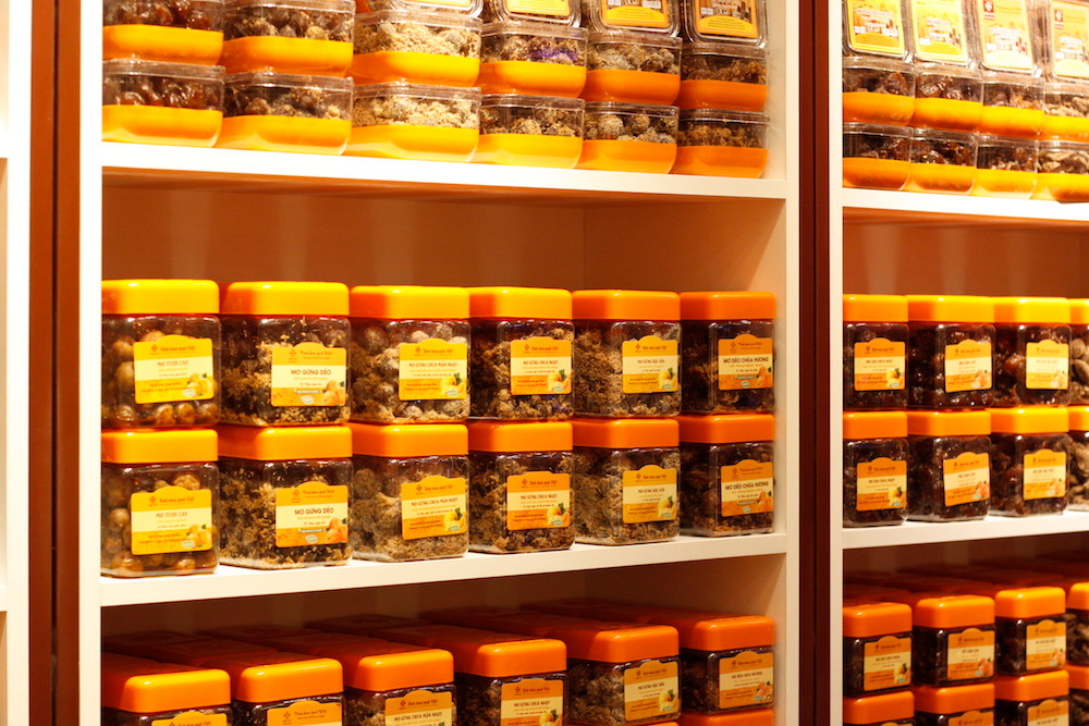 Với sức mua tăng mạnh những ngày cuối năm, nhiều mặt hàng không thể thiếu trong dịp Tết như ô mai, mứt, hạt khô… liên tục trong tình trạng “cháy hàng”. Với hương vị chua cay mặn ngọt góp phần không nhỏ làm nên hương vị ngày Tết, ô mai Hồng Lam được nhiều người lựa chọn vừa làm quà biếu, vừa sử dụng cho gia đình nên rất “đắt khách”, nhân siêu thị VinMart cho biết phải sắp xếp bổ sung liên tục mặt hàng này.