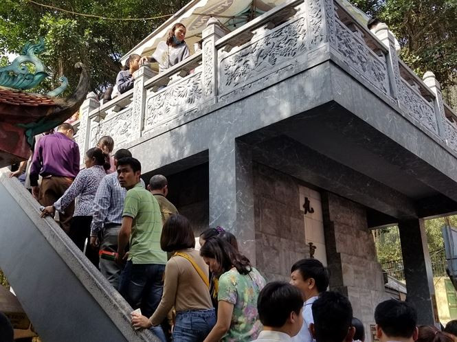 Xếp hàng chờ thắp hương, khấn vái tại một ban trong đền.