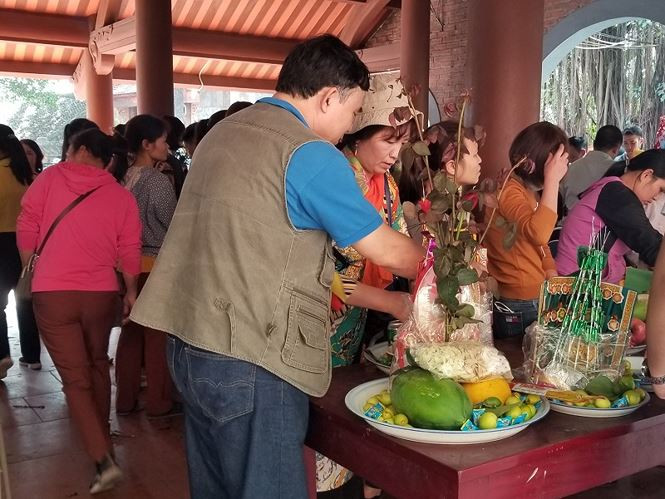 Các khu vực sắp lễ, hóa vàng cũng tấp nập người ra vào.