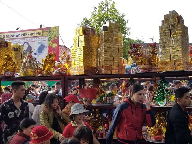 Lễ vật được bày biện rất nhiều tại khu vực đền.