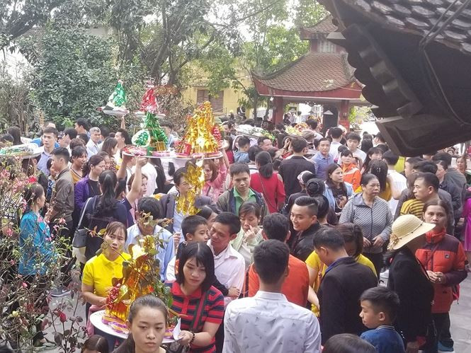 Tuy nhiên, lượng người đổ về quá lớn khiến khu vực sân đền Bà Chúa Kho gần như không còn chỗ trống. Thi thoảng, khói từ các lư hương, khu đốt vàng mã lại phủ kín mọi người.