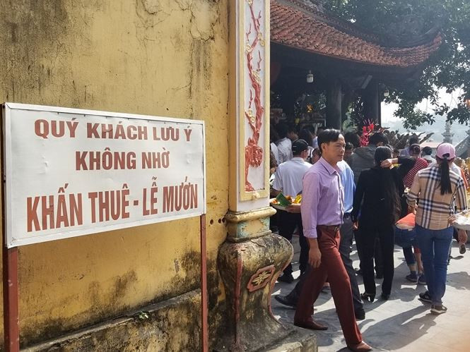 Lãnh đạo tỉnh Bắc Ninh cho biết đã nghiêm cấm việc khấn thuê, cúng mướn tại các lễ hội trên địa bàn đồng thời đặt biển nhắc nhở du khách về việc này.