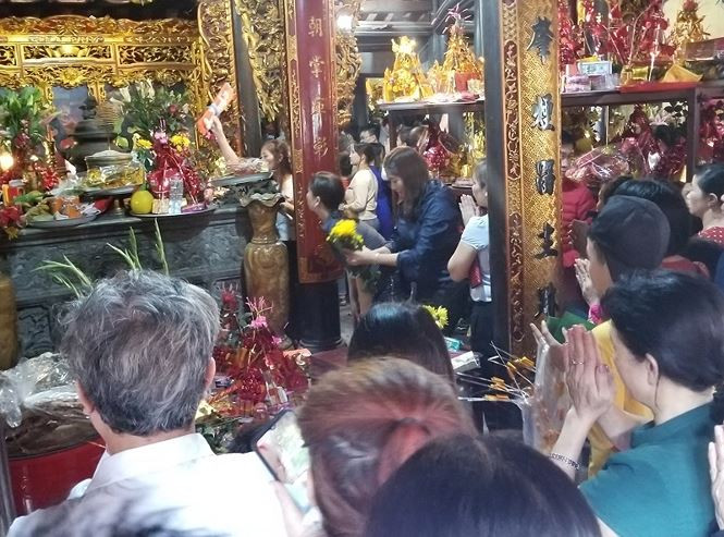 Rất khó để chen chân, hành lễ tại khu vực chính điện.