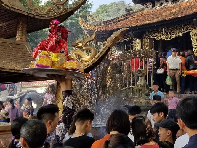 Cách duy nhất để đưa mâm lễ vào trong đền là bê cao quá đầu người. Nhiều du khách ở xa phải thuê người viết sớ, chuẩn bị lễ tại cổng đền để được những người làm dịch vụ bưng mâm lễ của họ vào đúng nơi.