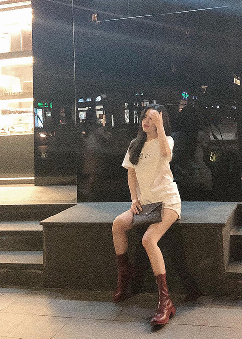 Bà xã của nam diễn viên phim "Người phán xử" cũng không khoe hình ảnh bên chồng.