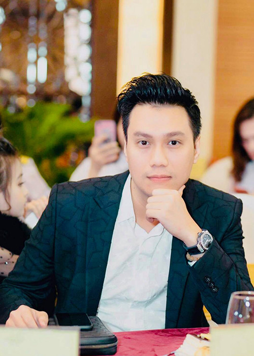 Đăng tải khoảnh khắc dự một sự kiện, Việt Anh viết: "vạn sự tùy duyên".