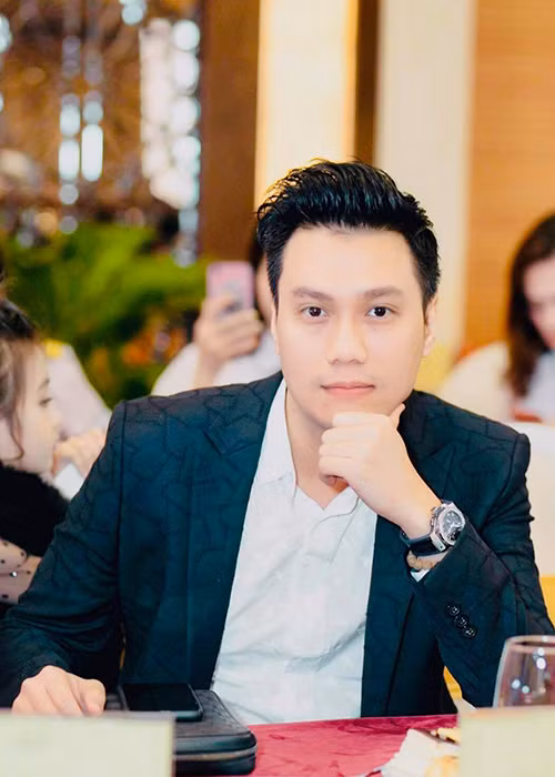 Đăng tải khoảnh khắc dự một sự kiện, Việt Anh viết: "vạn sự tùy duyên".