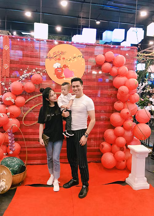 Nam diễn viên phim "Người phán xử" tái hôn với Trần Hương sau khi qua một lần đò và có một cô con gái.