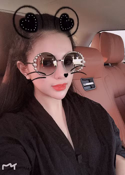 Trần Hương đã bật chế độ "độc thân" trên trang cá nhân đồng thời có những chia sẻ đầy tâm trạng.