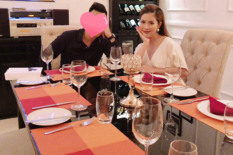 Trên trang cá nhân, Trần Hương vừa chia sẻ hình ảnh hẹn hò đi ăn cùng người đàn ông được cho là nam diễn viên Việt Anh kèm dòng chú thích: "Tìm đường vẽ vào trái tim anh có được không?".