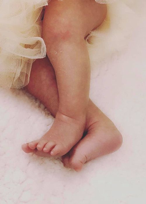  Thân Thúy Hà đăng tải ảnh đôi chân của con gái kèm chú thích: "Những cô gái chân dài".