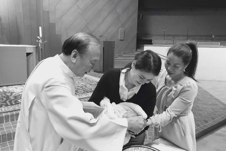 Nữ diễn viên kiêm người mẫu đến nhà thờ làm lễ rửa tội cho con gái mới sinh.