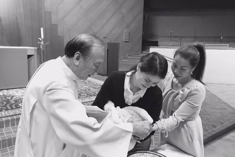 Nữ diễn viên kiêm người mẫu đến nhà thờ làm lễ rửa tội cho con gái mới sinh.