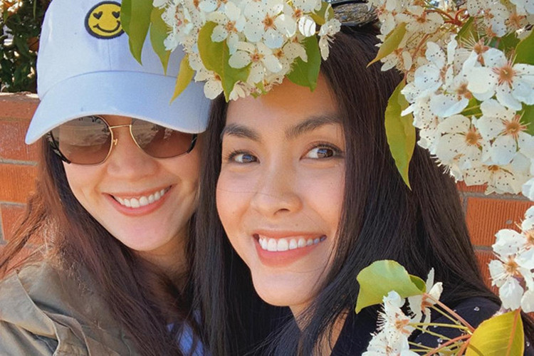 Không lâu sau khi con gái của Thân Thúy Hà chào đời, Hà Tăng sang tận Mỹ để thăm cô bạn thân.