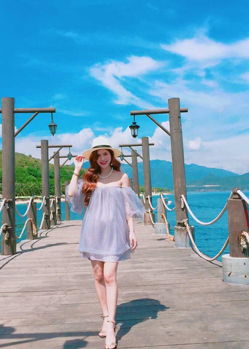 Trần Hương sinh năm 1989, kinh doanh mỹ phẩm online và sở hữu nhan sắc xinh đẹp không kém một hot girl.