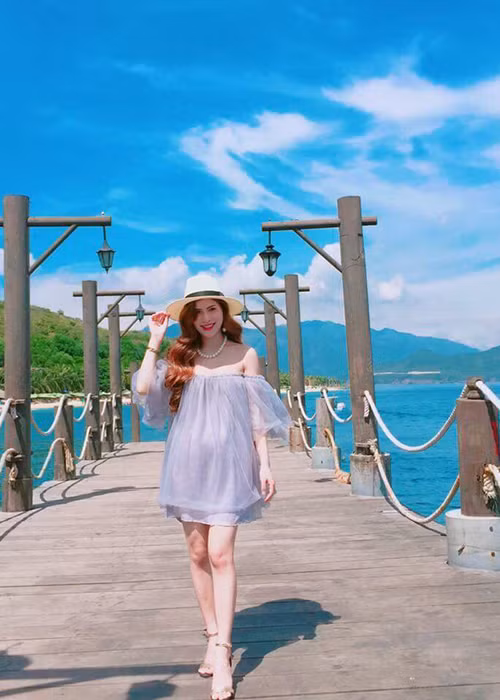 Trần Hương sinh năm 1989, kinh doanh mỹ phẩm online và sở hữu nhan sắc xinh đẹp không kém một hot girl.