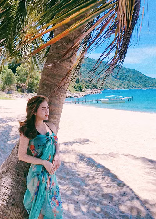 Hình ảnh bà xã của Việt Anh gợi cảm trong một chuyến đi biển.