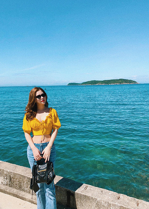 Trải qua 1 lần sinh nở, Trần Hương vẫn giữ được vóc dáng thon gọn như thời còn son rỗi.