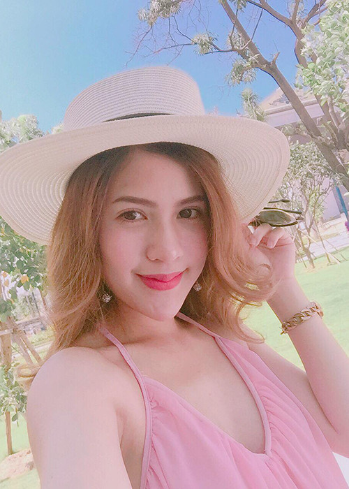 Trên Zing vào năm 2014, Trần Hương từng chia sẻ, Việt Anh là một người rất tình cảm, tâm lý và hài hước nhưng khá khó tính.