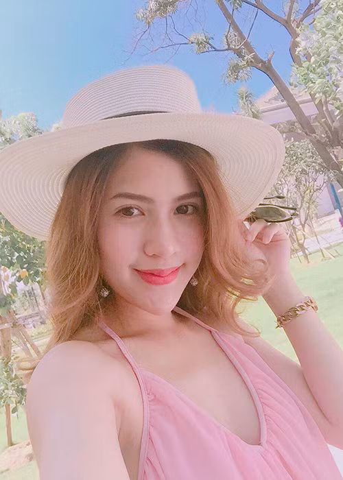 Trên Zing vào năm 2014, Trần Hương từng chia sẻ, Việt Anh là một người rất tình cảm, tâm lý và hài hước nhưng khá khó tính.