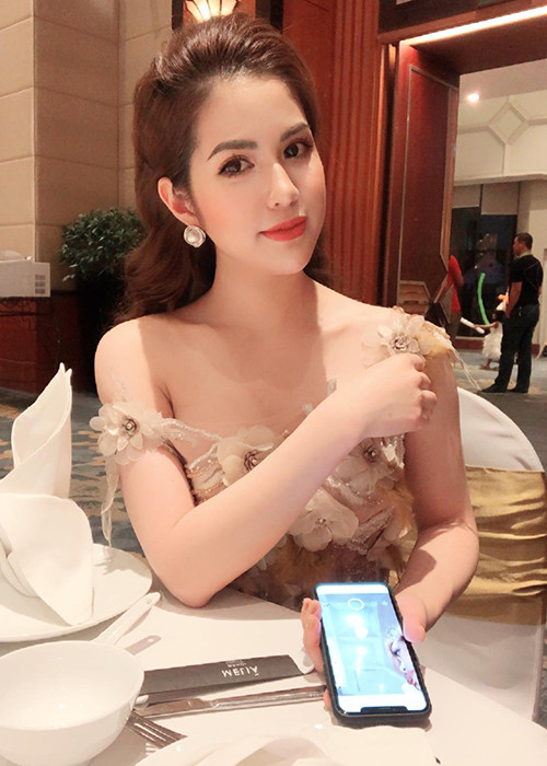 Biết Việt Anh thích tuýp những người thiên về gia đình nên Trần Hương chịu khó học hỏi việc nữ công gia chánh.