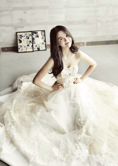 "Nữ hoàng nội y" khoe vai trần trắng nõn nà trong mẫu váy cưới ôm sát ngực. Ảnh: Dân Việt