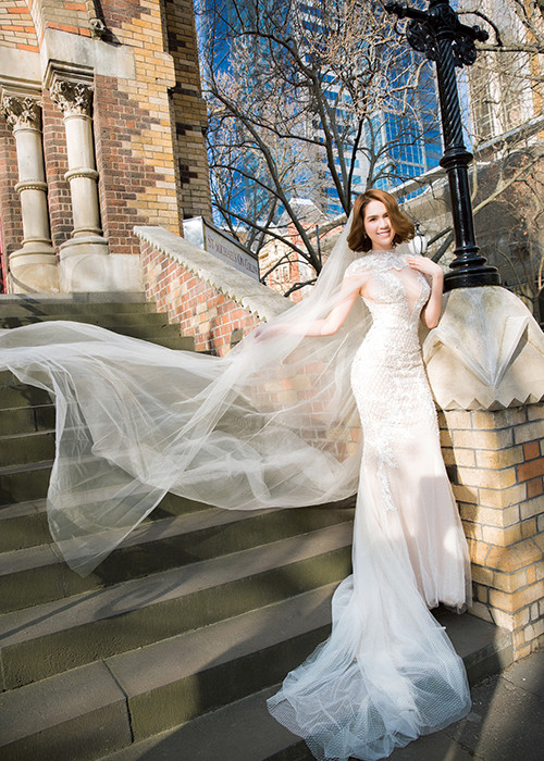 Nữ người mẫu khoe vóc dáng quyến rũ trong các mẫu áo cưới xuyên thấu. Ảnh: Người đưa tin