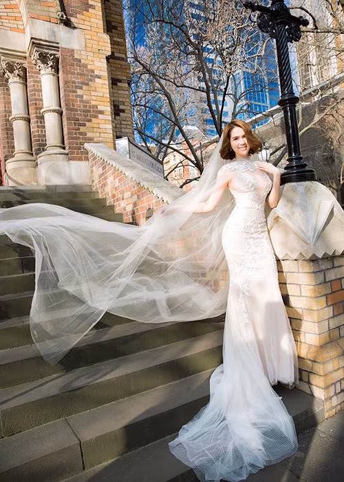 Nữ người mẫu khoe vóc dáng quyến rũ trong các mẫu áo cưới xuyên thấu. Ảnh: Người đưa tin