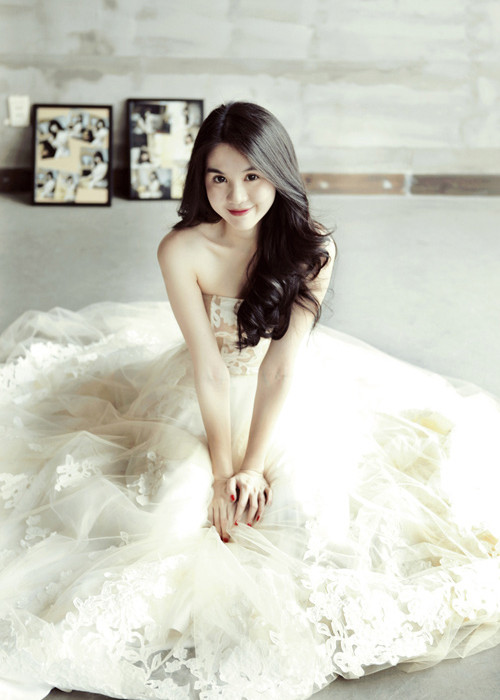 Hình ảnh Ngọc Trinh hóa thân cô dâu ngọt ngào trong một bộ ảnh vào năm 2012. Ảnh: Dân Việt