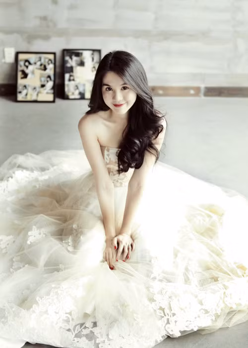 Hình ảnh Ngọc Trinh hóa thân cô dâu ngọt ngào trong một bộ ảnh vào năm 2012. Ảnh: Dân Việt