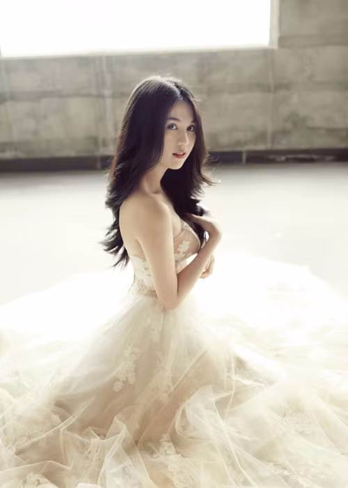 Ở tuổi 30, Ngọc Trinh vẫn chưa chịu lên xe hoa nhưng đã không ít lần diện váy cưới. Ảnh: Dân Việt