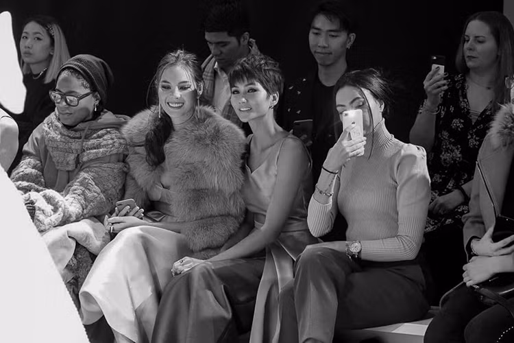 Tại cuộc thi Hoa hậu Hoàn vũ Thế giới 2018, H'hen Niê dừng chân ở top 5 trong khi vương miện thuộc về Catriona Gray.