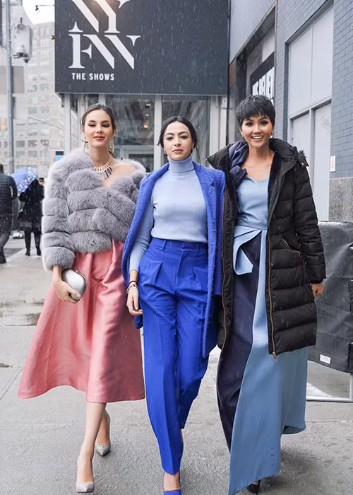 Ngoài ra, 2 mỹ nhân còn có một điểm chung khác là đều đang hạnh phúc bên bạn trai.